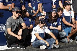 Stoffel Vandoorne, McLaren, Felipe Massa, Williams, Lance Stroll, Williams, FIA gönüllüleri kutlamas