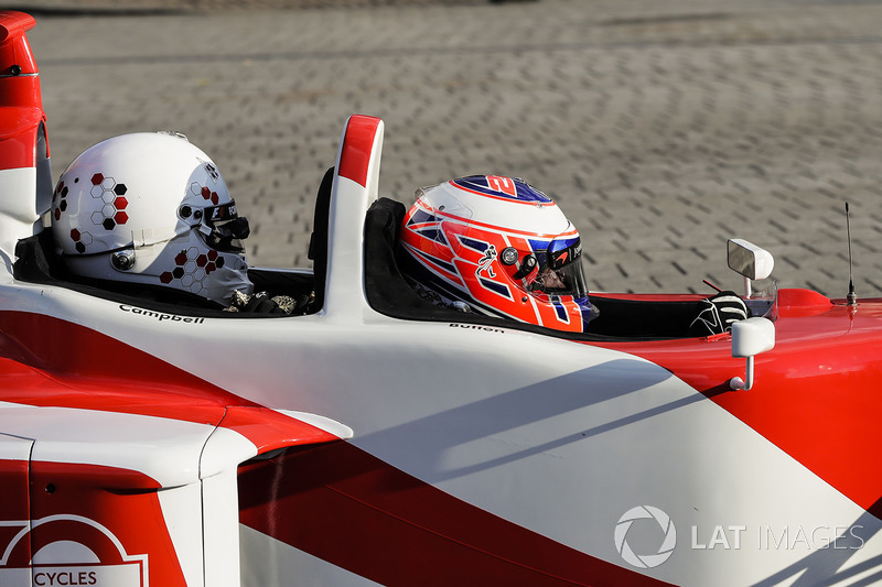Jenson Button, McLaren lleva de pasajera a Naomi Campbell en el coche de 2 asientos