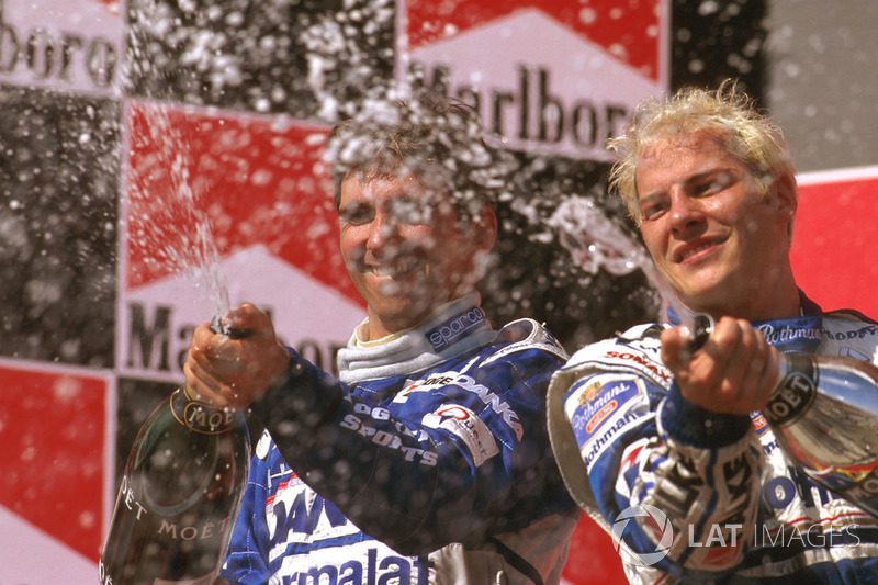 Podium: race winnaar Jacques Villeneuve, Williams Renault, tweede Damon Hill, Arrows