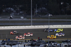 Kurt Busch, Stewart-Haas Racing Ford passe Kyle Larson, Chip Ganassi Racing Chevrolet pour la victoire