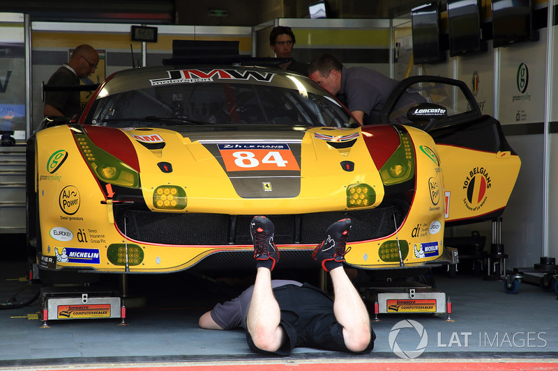 №84 JMW Motorsport Ferrari 488 GTE: Роберт Смит, Уилл Стивенс, Дрис Вантхор