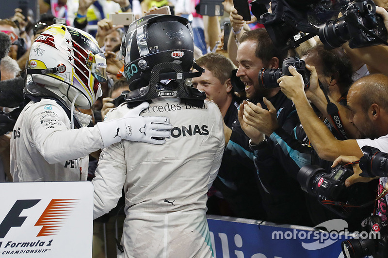 Nico Rosberg, Mercedes AMG F1, fête sa deuxième place dans le Parc Fermé, qui lui permet de devenir Champion du monde, avec son équipier Lewis Hamilton, Mercedes AMG F1