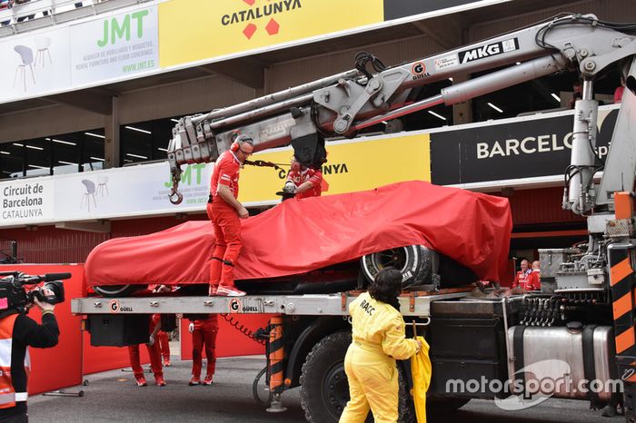El Ferrari SF70H de Kimi Raikkonen es devuelto al pitlane en una grúa