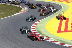 Старт гонки: Себастьян Феттель, Ferrari SF70H, Льюис Хэмилтон, Mercedes AMG F1 W08, Валттери Боттас,