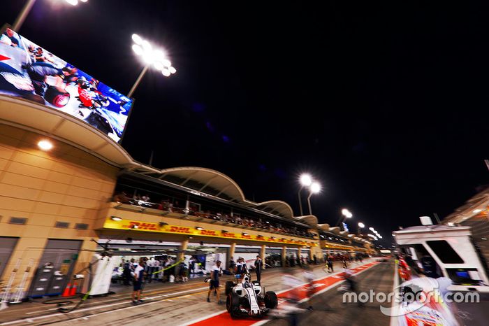 Lance Stroll, Williams FW40, llega fuera del garaje de Williams