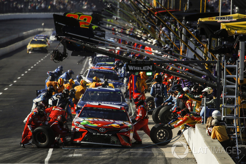 3. Kyle Busch, Joe Gibbs Racing Toyota pit stop