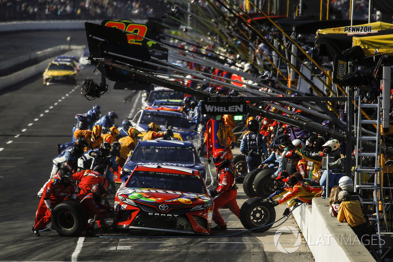 Kyle Busch, Joe Gibbs Racing Toyota pit stop