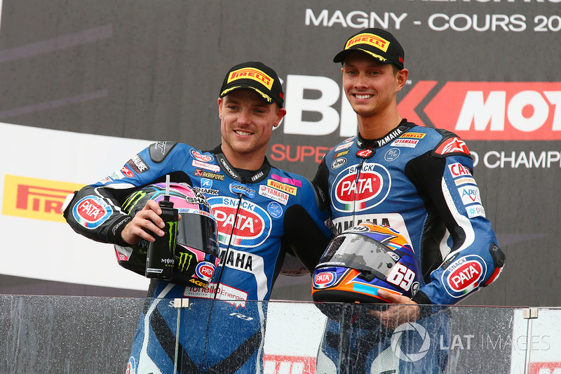 Segundo lugar Alex Lowes, Pata Yamaha, tercer lugar Michael van der Mark, Pata Yamaha