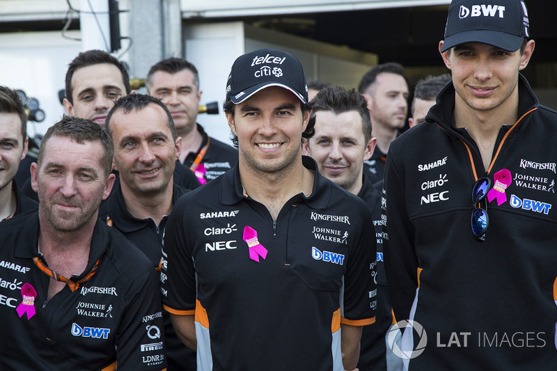 Sergio Pérez, Force India, Esteban Ocon, Force India F1 y los mecánicos del equipo en la revelación 