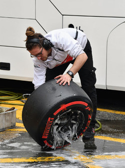 Alfa Romeo Sauber F1 Team mechanic washes Pirelli tyres