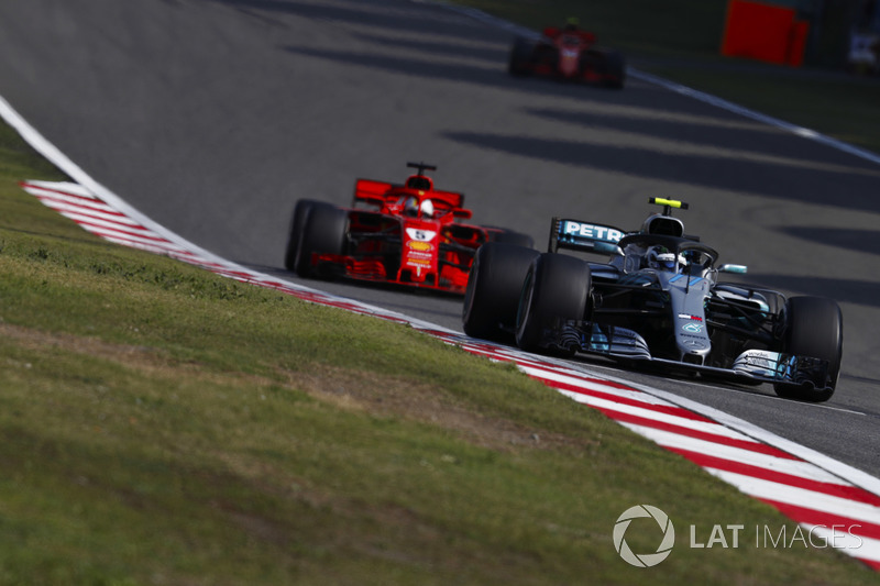 Valtteri Bottas, Mercedes AMG F1 W09, Sebastian Vettel, Ferrari SF71H, and Kimi Raikkonen, Ferrari SF71H