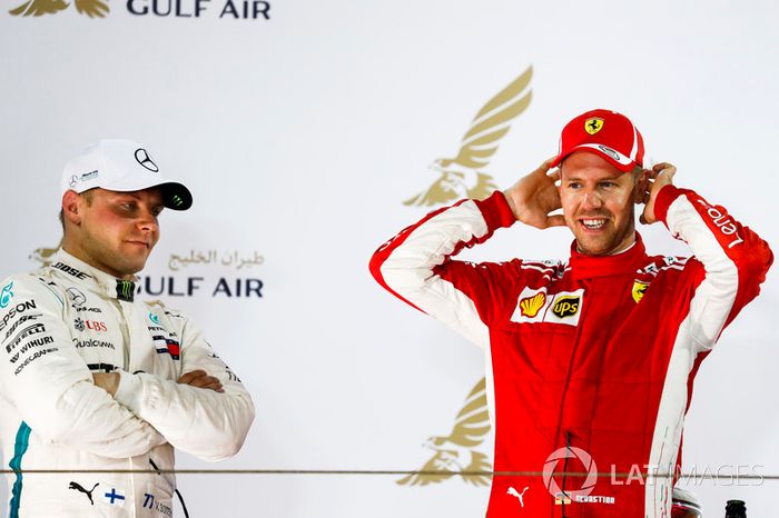 Valtteri Bottas, Mercedes AMG F1, 2° classificato, e Sebastian Vettel, Ferrari, 1° classificato, parlano sul podio