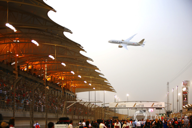 A Gulf Air Boeing 787-8 Dreamliner displays for the crowd
