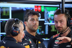 Daniel Ricciardo, Red Bull Racing with engineers