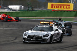 La safety car precede Lewis Hamilton, Mercedes AMG F1 W09, Valtteri Bottas, Mercedes AMG F1 W09 e Kimi Raikkonen, Ferrari SF71H
