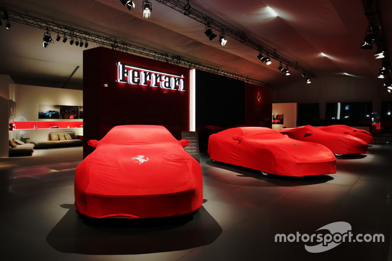 Vetture Ferrari di notte
