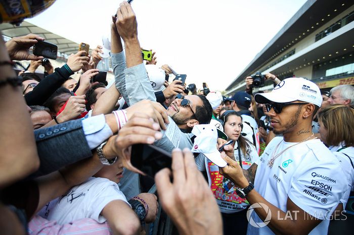Lewis Hamilton, Mercedes AMG F1, firma de autógrafos para los aficionados