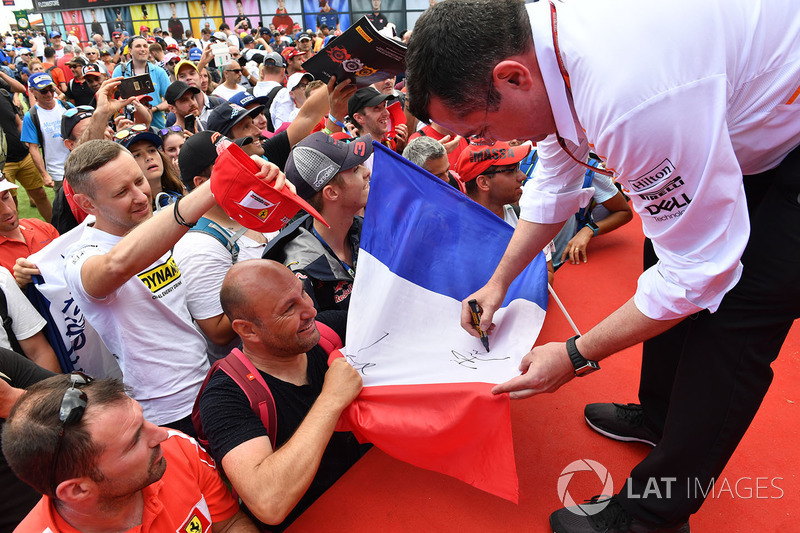 Eric Boullier, McLaren Racing Director memberikan tanda tangannya