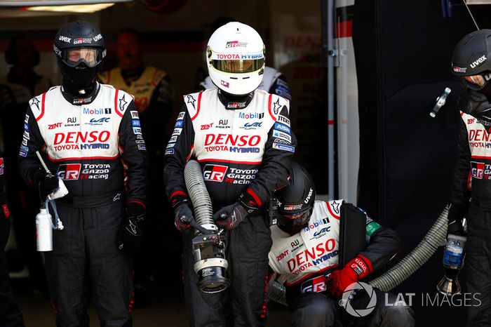 Toyota Gazoo Racing team members espera para un pitstop