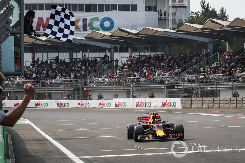 Ganador, Max Verstappen, Red Bull Racing RB13 se lleva la bandera a cuadros.