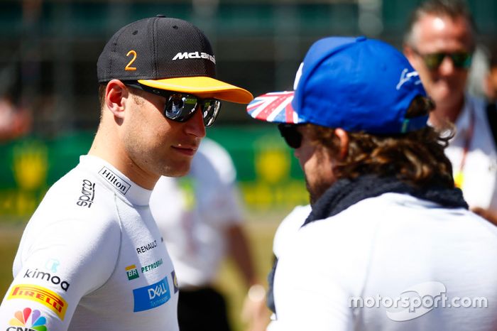 Stoffel Vandoorne, McLaren, con Fernando Alonso, McLaren