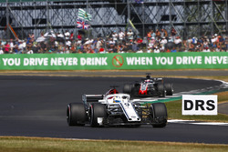 Marcus Ericsson, Sauber C37, devant Romain Grosjean, Haas F1 Team VF-18