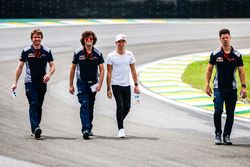 Pierre Gasly, Scuderia Toro Rosso, camina por el circuito