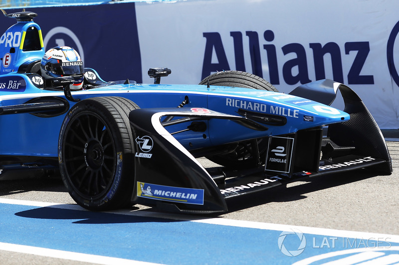 Nicolas Prost, Renault e.Dams, returns to the pits with a damaged car