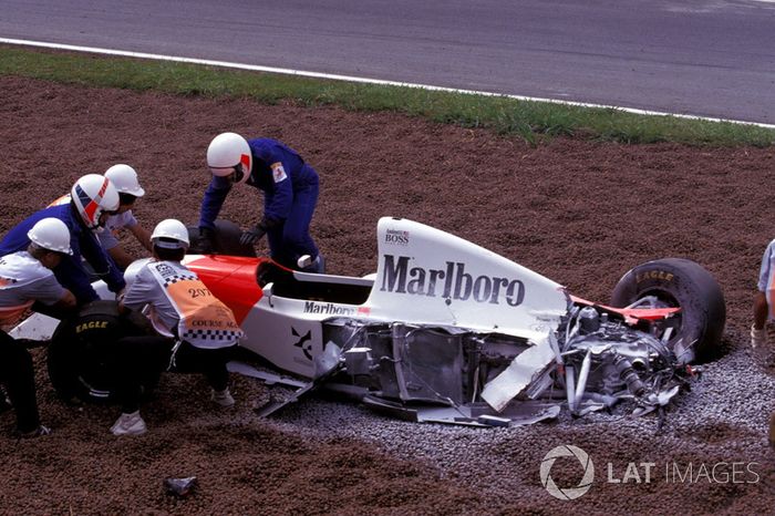 Michael Andretti, McLaren Ford MP4/8 después del accidente