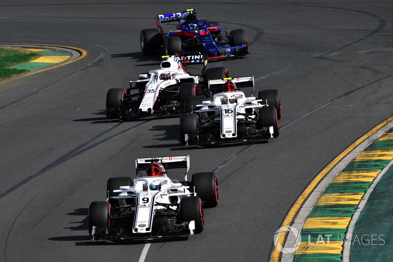 Marcus Ericsson, Sauber C37 leads Charles Leclerc, Sauber C37