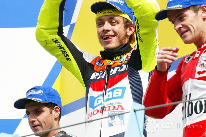Podio: 1º Valentino Rossi, 2º Alex Barros, 3º Carlos Checa