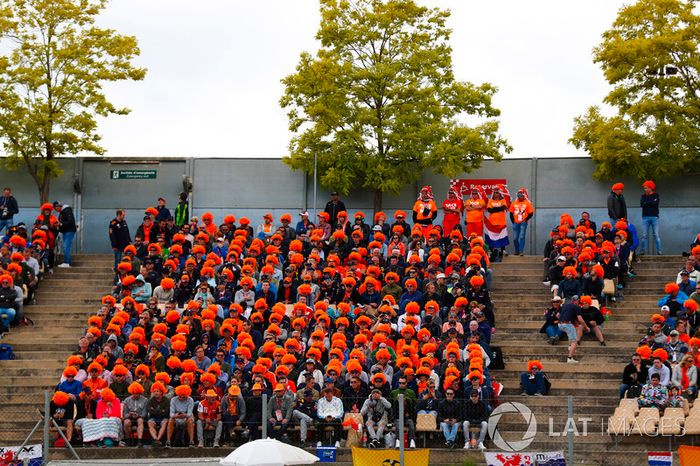 Los fanáticos holandeses de Max Verstappen, Red Bull Racing RB14, usan pelucas naranjas