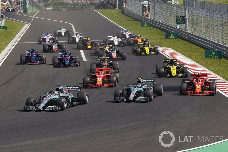 Lewis Hamilton, Mercedes AMG F1 W09, leads Valtteri Bottas, Mercedes AMG F1 W09, Kimi Raikkonen, Ferrari SF71H, Sebastian Vettel, Ferrari SF71H, Nico Hulkenberg, Renault Sport F1 Team R.S. 18, Pierre Gasly, Toro Rosso STR13, Brendon Hartley, Toro Rosso STR13, and the rest of the field at the start of the race