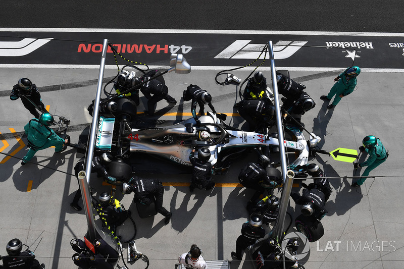Lewis Hamilton, Mercedes-AMG F1 W09 pit stop