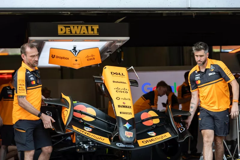 Détail de l'aileron avant de la McLaren