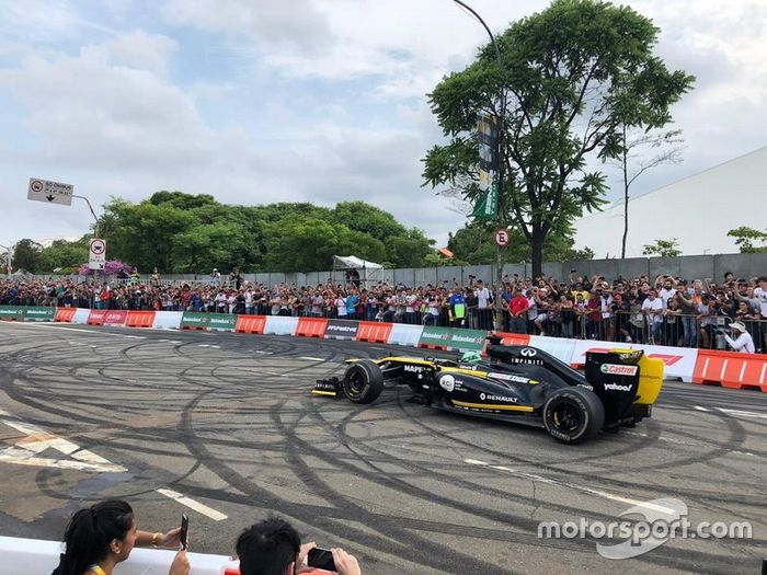 Caio Collet com a Renault no Festival Senna Tribute