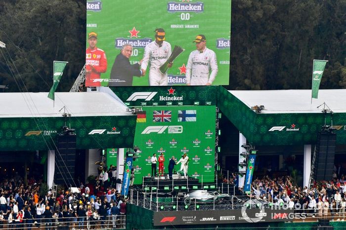 Sebastian Vettel, Ferrari, segundo, Lewis Hamilton, Mercedes AMG F1, ganador y Valtteri Bottas, Mercedes AMG F1, tercero en el podio