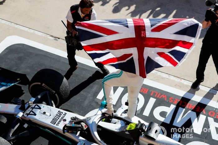 Lewis Hamilton, Mercedes AMG F1, festeggia il suo sesto Mondiale, nel parco chiuso