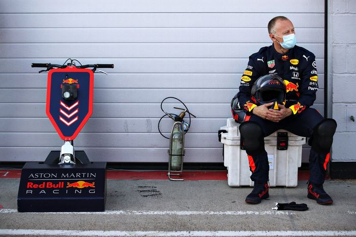 Un miembro de Red Bull Racing en el pitlane