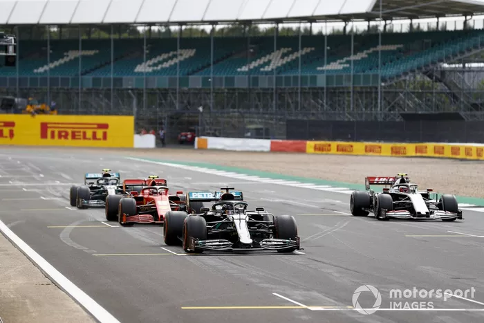 Lewis Hamilton, Mercedes F1 W11, Kevin Magnussen, Haas VF-20, Charles Leclerc, Ferrari SF1000, Valtteri Bottas, Mercedes F1 W11, practican una salida