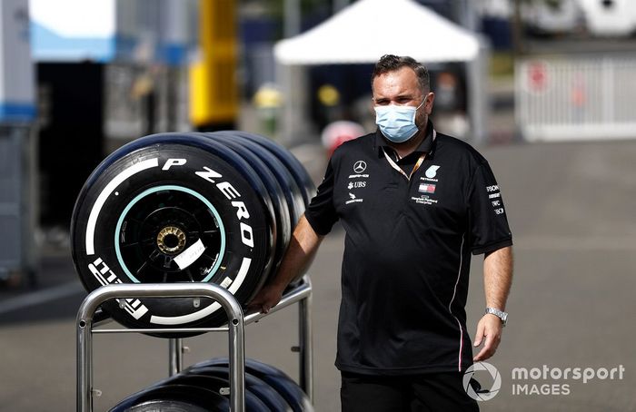 Miembro de Mercedes con las ruedas Pirelli