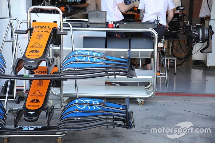 Dettagli ala anteriore della McLaren MCL35