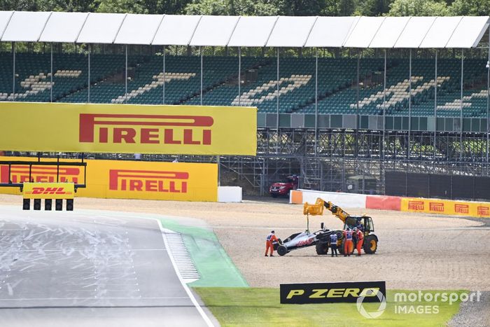 Una grúa retira el monoplaza de Kevin Magnussen, Haas VF-20 