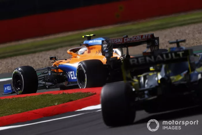 Lando Norris, McLaren MCL35, Daniel Ricciardo, Renault F1 Team R.S.20