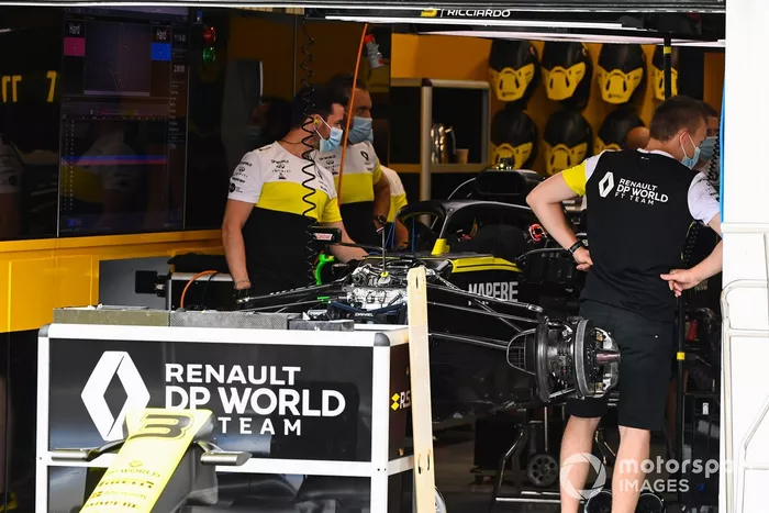 Los mecánicos trabajan en el Renault F1 Team R.S.20 de Daniel Ricciardo en el garaje del equipo