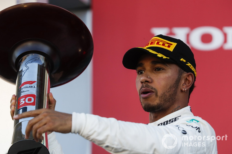 Lewis Hamilton, Mercedes AMG F1, con su trofeo