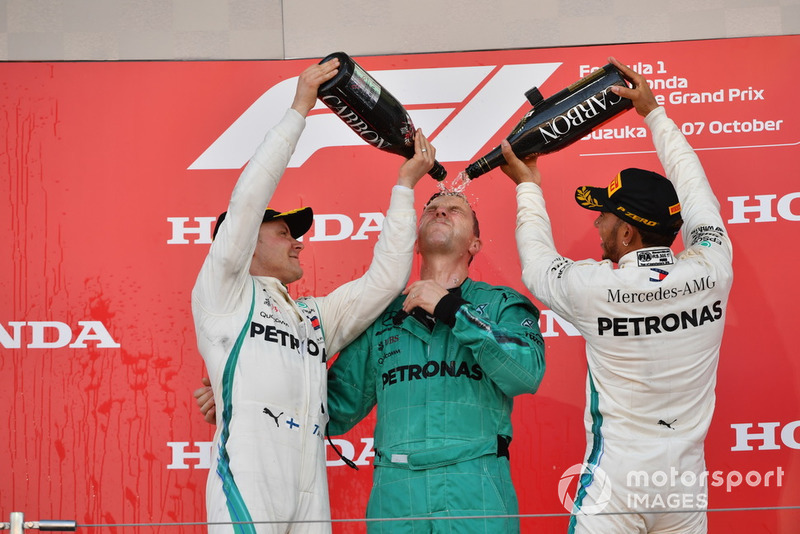 Valtteri Bottas, Mercedes AMG F1, Matt Deane, Chief Mechanic Mercedes AMG F1, e Lewis Hamilton, Mercedes AMG F1, festeggiano sul podio, con lo champagne