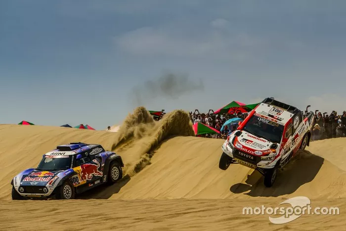 #300 X-Raid Mini JCW Team: Carlos Sainz, #301 Toyota Gazoo Racing SA: Nasser Al-Attiyah