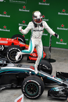 Il vincitore della gara Lewis Hamilton, Mercedes-AMG F1 W09 EQ Power+, festeggia nel parco chiuso