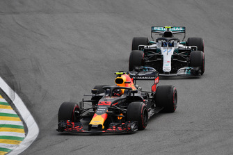 Max Verstappen, Red Bull Racing RB14 e Valtteri Bottas, Mercedes-AMG F1 W09